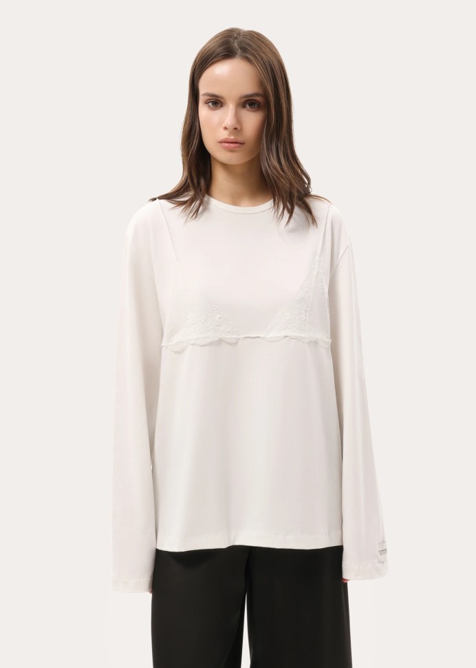 Biały oversize longsleeve z koronką na dekolcie