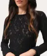 Czarny dopasowany longsleeve z puszystej, teksturowanej koronki
