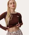Skrócony longsleeve z zewnętrznymi szwami – czekoladowy