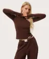Dopasowany czekoladowy longsleeve z przeszyciami