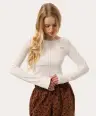 Skrócony longsleeve z zewnętrznymi szwami – biały