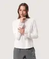 Mleczny minimalistyczny longsleeve z koronką na rękawach