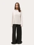 Biały oversize longsleeve z koronką na dekolcie