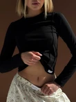 Dopasowany longsleeve z przeszyciami