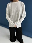 Biały oversize longsleeve z koronką na dekolcie