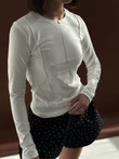 Biały slim longsleeve z szwami