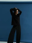 Oversize longsleeve z koronką na dekolcie