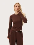 Dopasowany czekoladowy longsleeve z przeszyciami