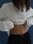 Biały oversize longsleeve z koronką na dekolcie