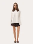 Biały oversize longsleeve z koronką na dekolcie