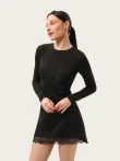 Półprzezroczysty dopasowany longsleeve z tencelu z koronką na biuście