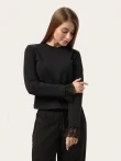Minimalistyczny longsleeve z koronką na rękawach