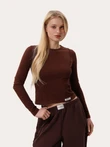 Dopasowany czekoladowy longsleeve z przeszyciami