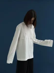 Biały oversize longsleeve z koronką na dekolcie