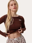 Skrócony longsleeve z zewnętrznymi szwami – czekoladowy