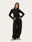Minimalistyczny longsleeve z koronką na rękawach