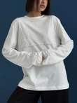 Biały oversize longsleeve z koronką na dekolcie