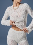 Dopasowany longsleeve z puszystej, teksturowanej koronki