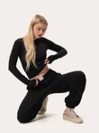 Czarne joggery z ozdobnymi szwami