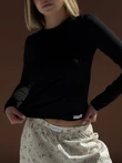 Dopasowany longsleeve z przeszyciami