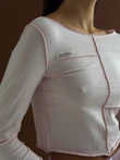 Skrócony longsleeve z zewnętrznymi szwami – różowy
