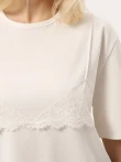T-shirt z białą koronką