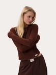 Dopasowany czekoladowy longsleeve z przeszyciami
