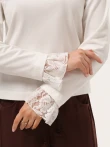 Minimalistyczny longsleeve z koronką na rękawach