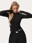 Dopasowany longsleeve z przeszyciami