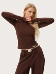 Dopasowany czekoladowy longsleeve z przeszyciami