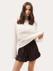 Biały oversize longsleeve z koronką na dekolcie