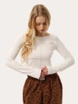 Skrócony longsleeve z zewnętrznymi szwami – biały