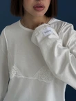 Biały oversize longsleeve z koronką na dekolcie