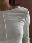 Skrócony longsleeve z zewnętrznymi szwami – biały