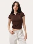 Czekoladowa dopasowana koszulka polo