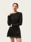 Półprzezroczysty dopasowany longsleeve z tencelu z koronką na biuście