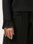 Minimalistyczny longsleeve z koronką na rękawach