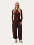 Dopasowany czekoladowy longsleeve z przeszyciami