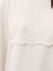 Biały oversize longsleeve z koronką na dekolcie