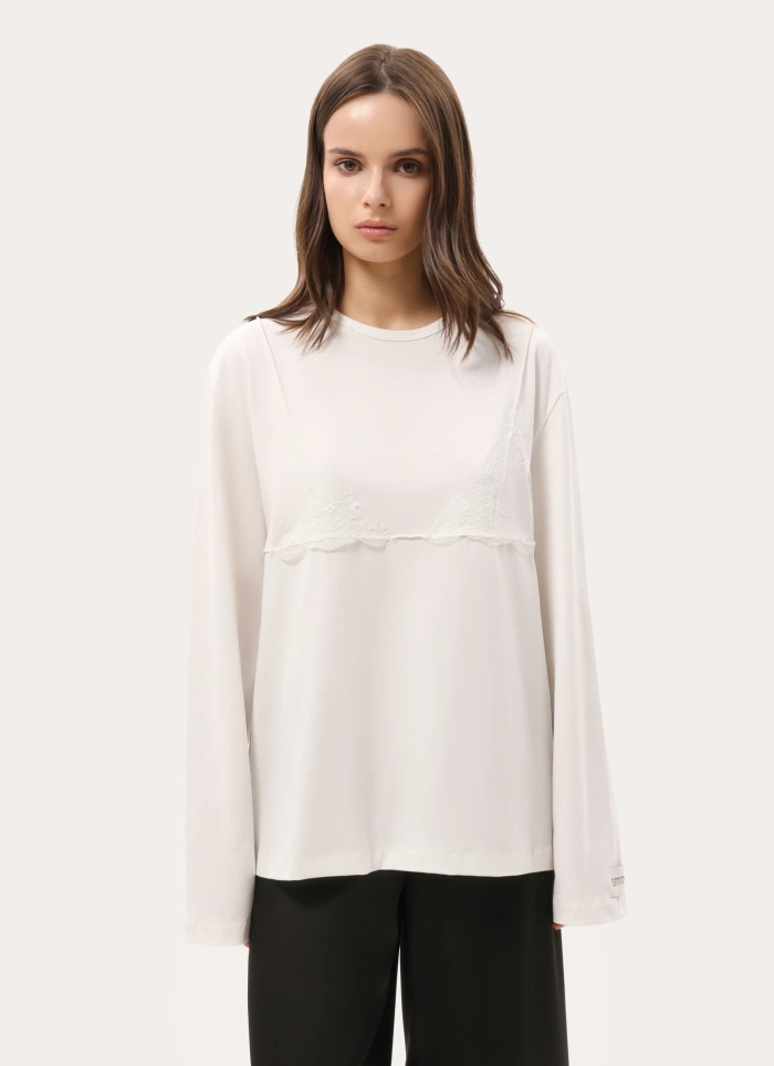 Biały oversize longsleeve z koronką na dekolcie
