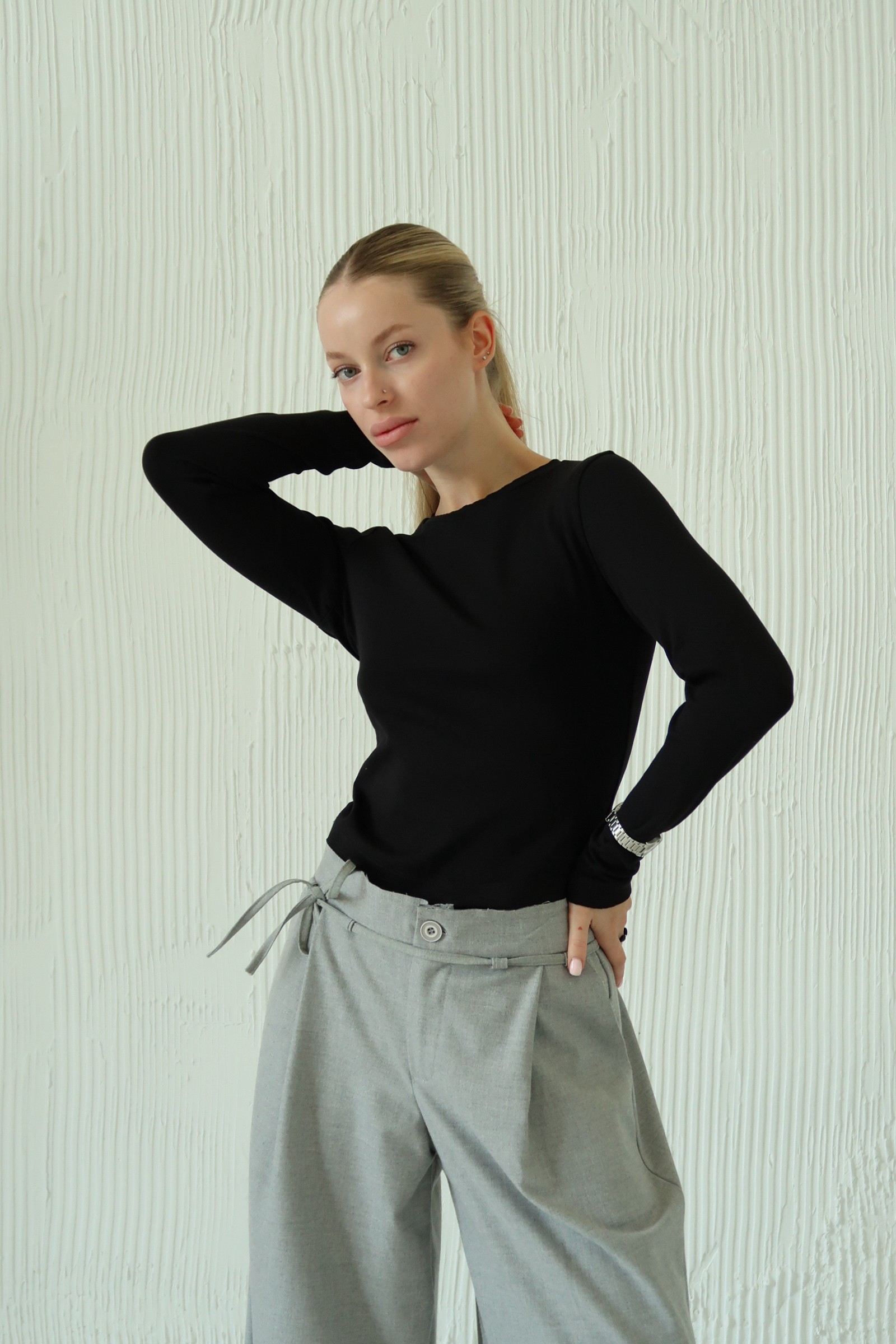 Bazowy czarny dopasowany longsleeve z modalu