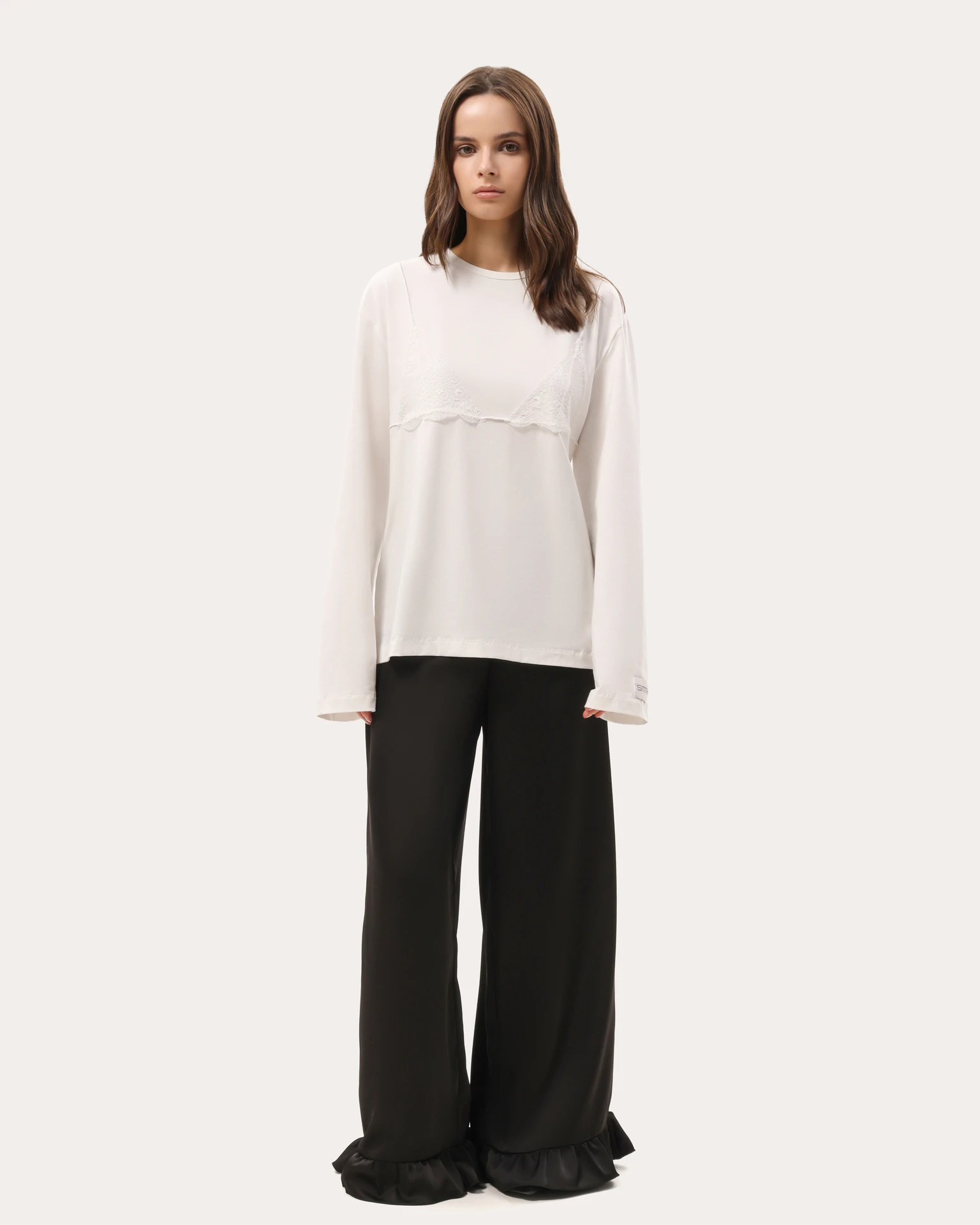 Biały oversize longsleeve z koronką na dekolcie