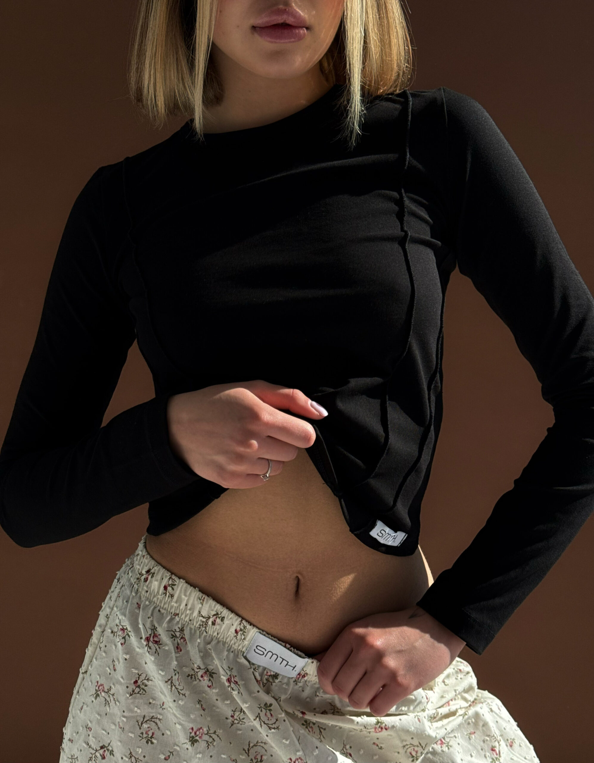 Dopasowany longsleeve z przeszyciami