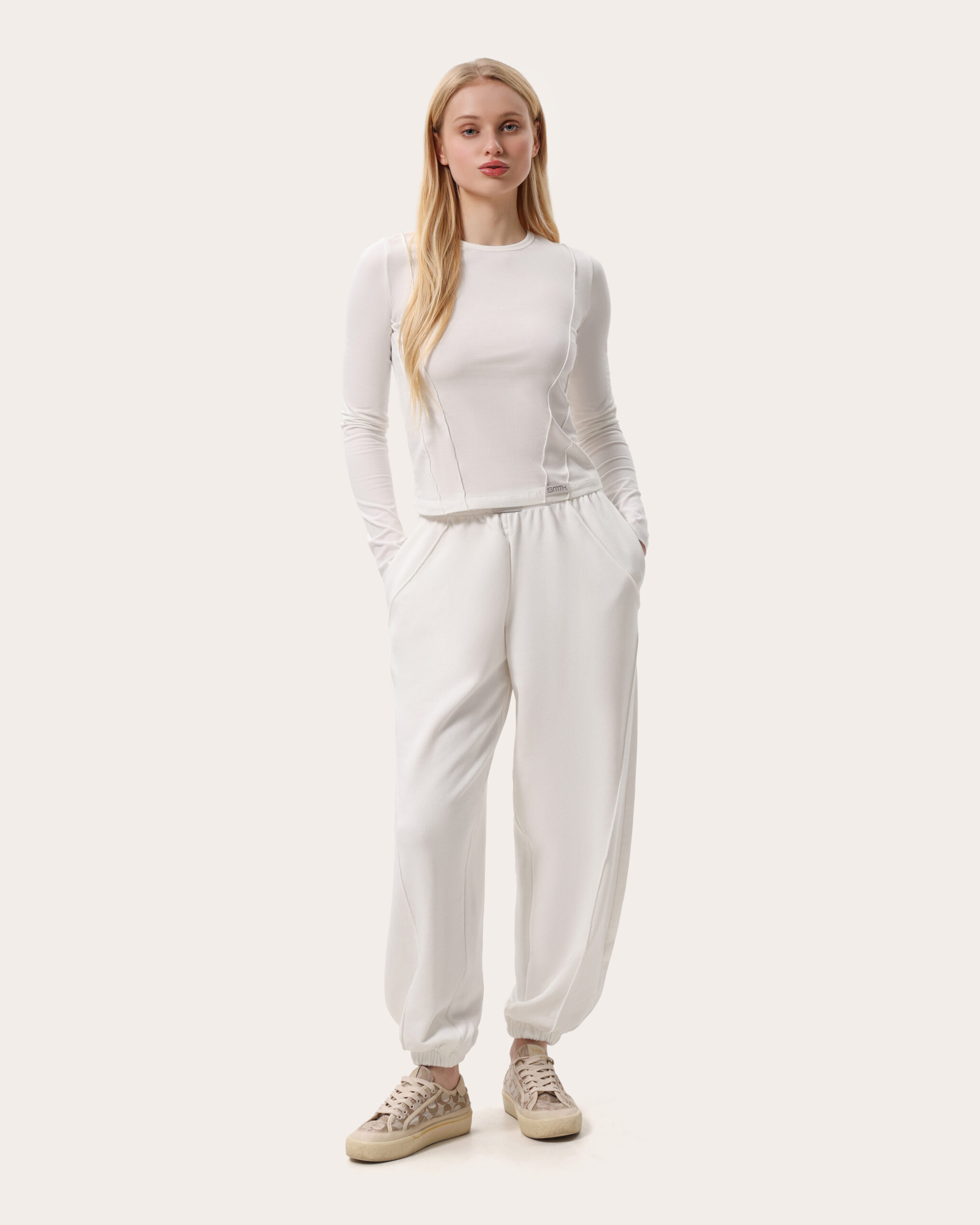 Biały slim longsleeve z szwami