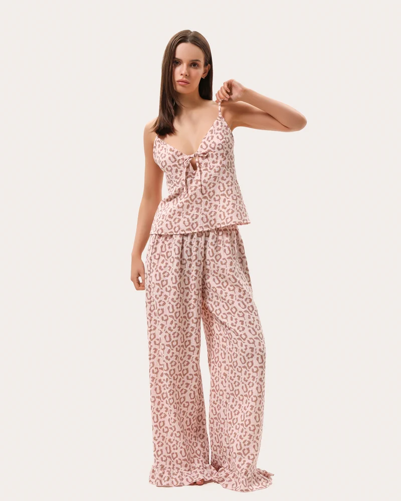Różowa piżama z muślinu w leopardzi print: top i spodnie z falbanami