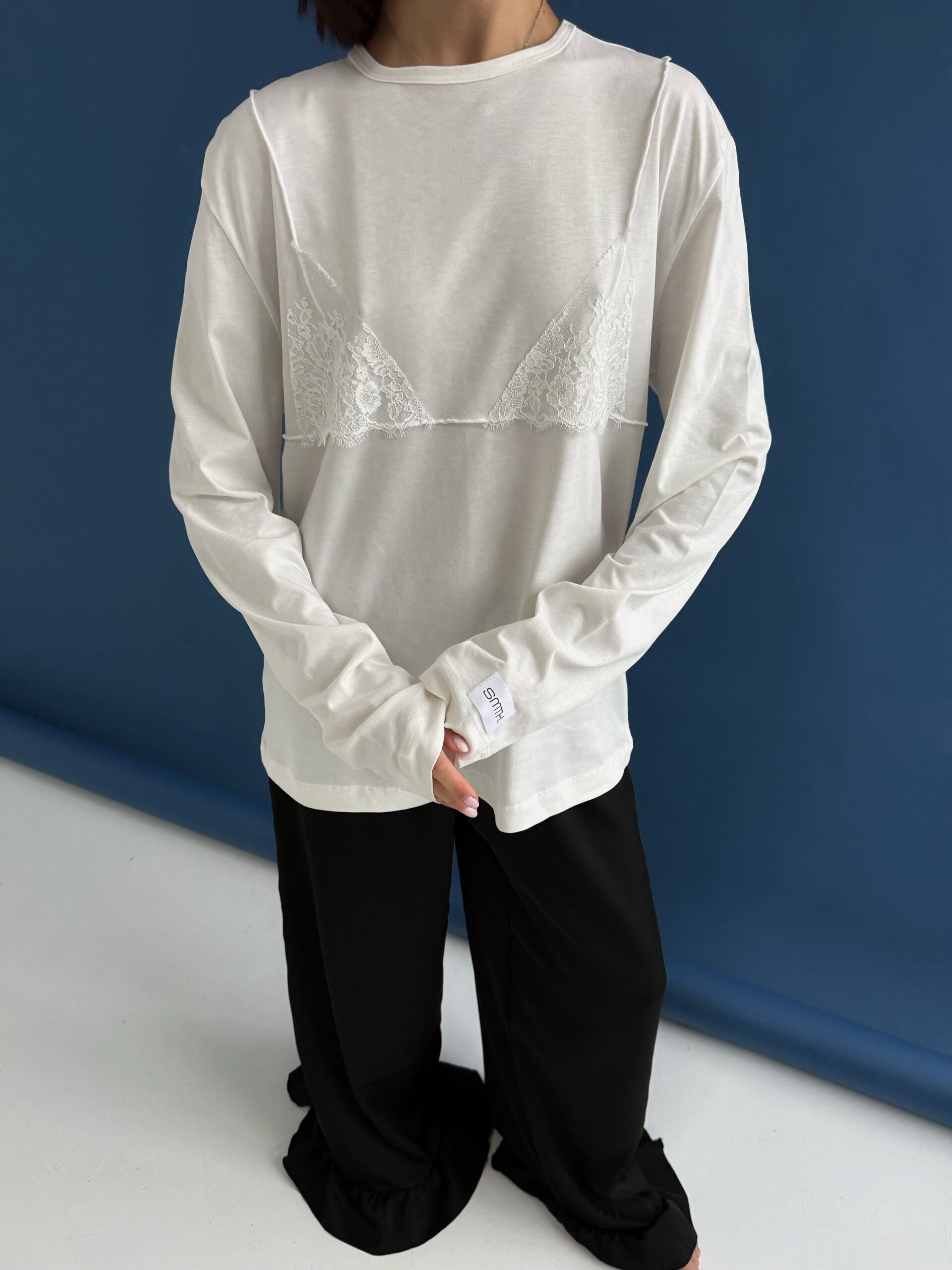 Biały oversize longsleeve z koronką na dekolcie