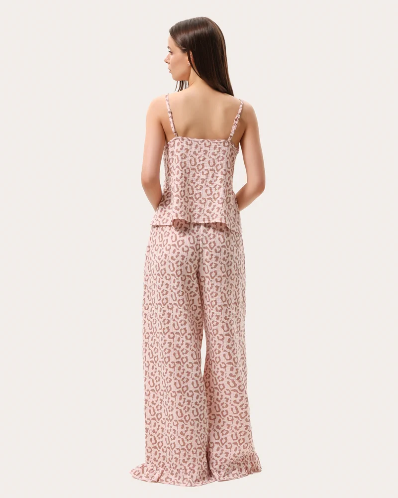 Różowa piżama z muślinu w leopardzi print: top i spodnie z falbanami