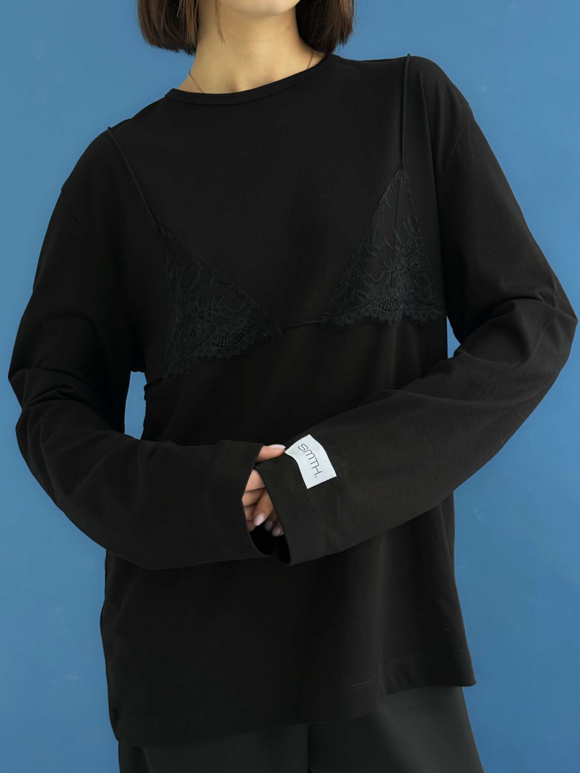 Oversize longsleeve z koronką na dekolcie
