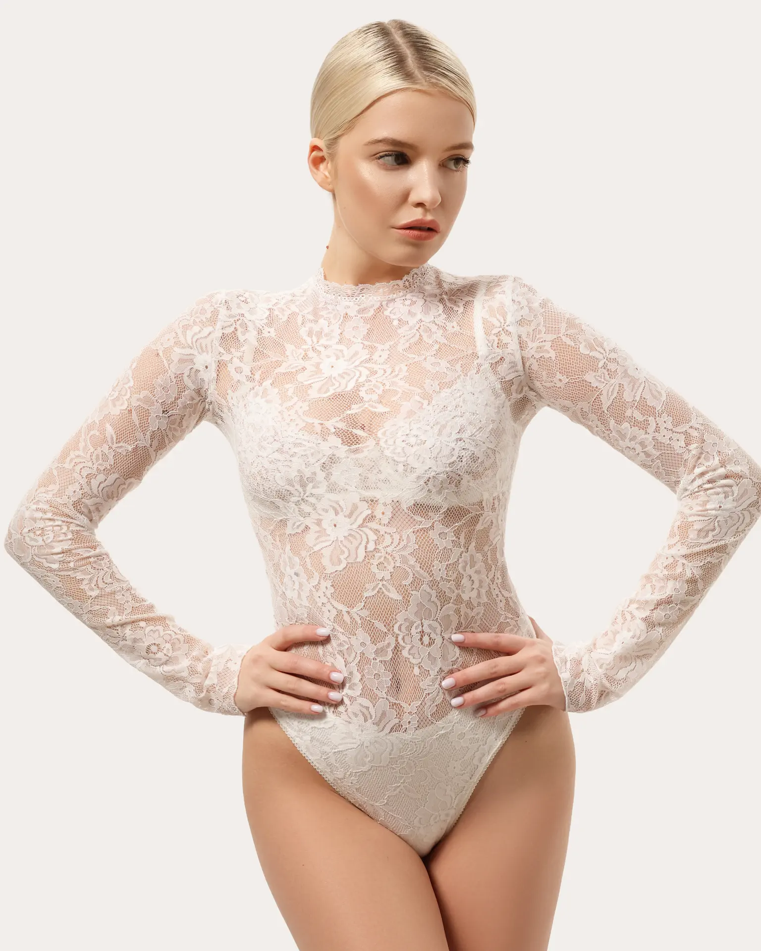 Mleczne body z koronki
