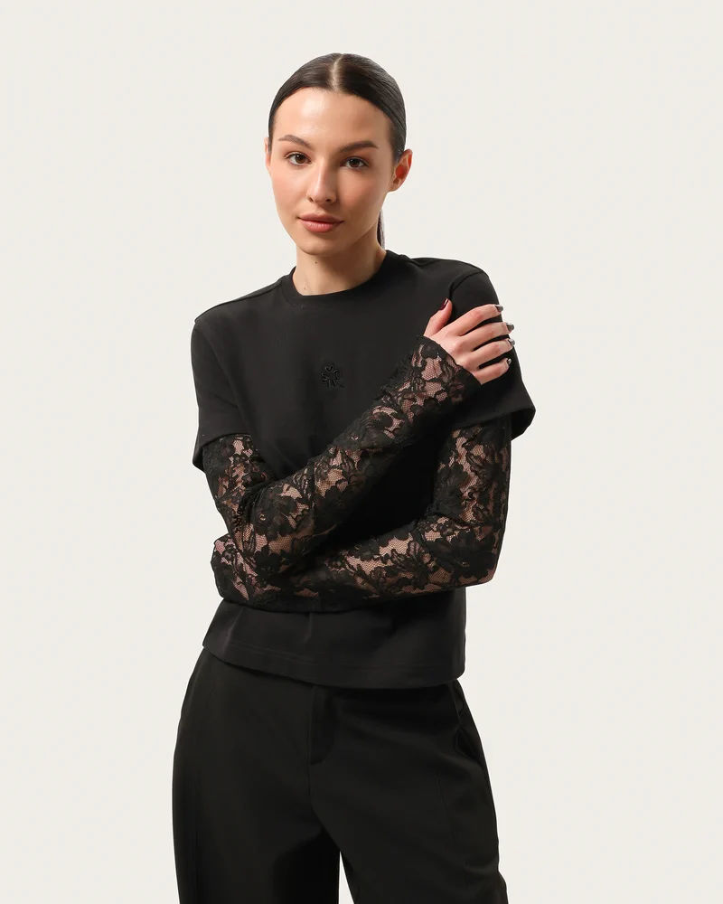 Longsleeve z koronkowymi rękawami i haftem